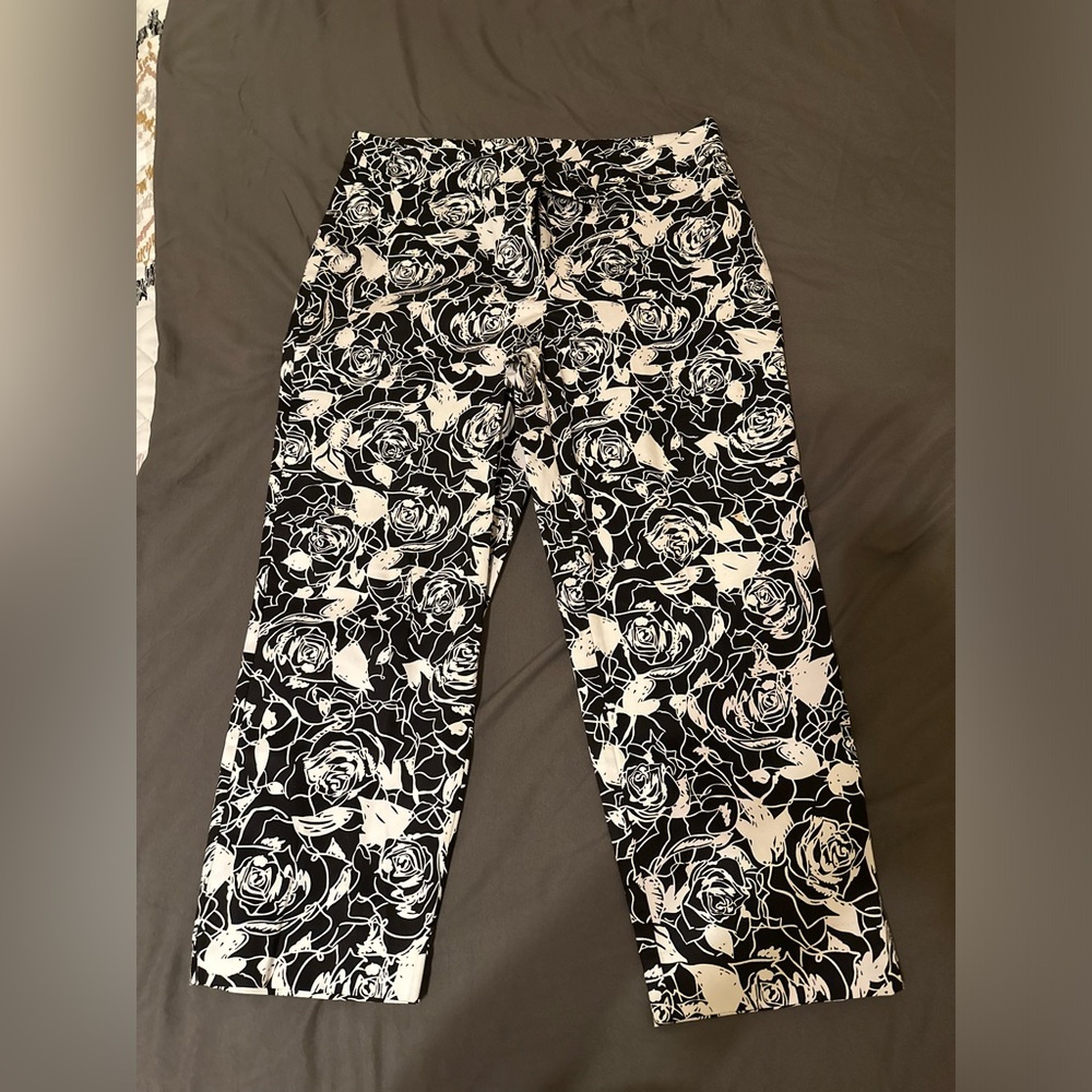 Notations Ankle Pants 10 Womens Black White Rose‎ Print Cotton. NWOT